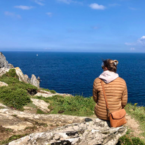 Sitzen und frieren bei schöner Aussicht kann man auch am Meer, wie Senior Beraterin Anna Jonas, die im Sommer die französische Bretagne bereiste.