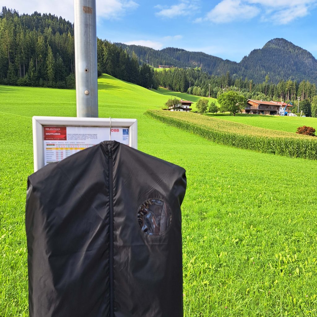 Am Weg zum European Forum Alpbach mit Zug und Bus darf natürlich auch der Anzug nicht fehlen.