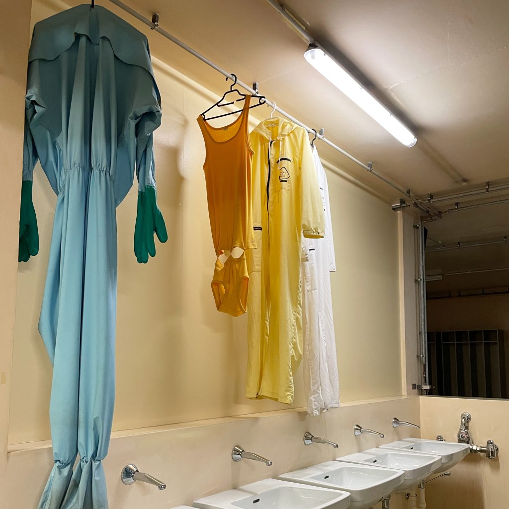 Gleich nach dem Eingang befindet sich der Waschraum. Hier konnten wir auch die schicke Kleidung bewundern, die im AKW Zwentendorf getragen werden musste.