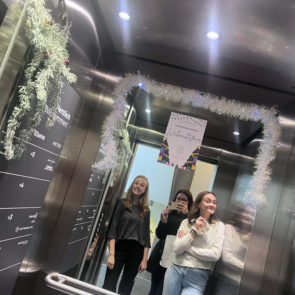 Nicht nur das Büro wurde für unsere Weihnachtsfeier festlich geschmückt, unsere Kolleginnen Malin Günther, Aleksandra Vasic und Katharina Moser tobten sich auch im Lift aus.