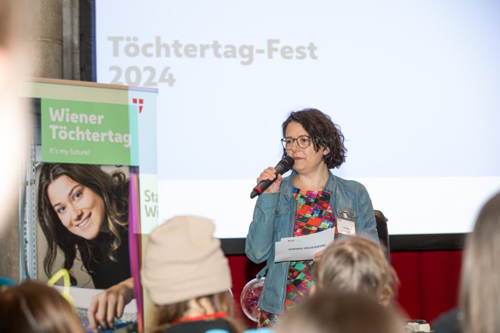 Geschäftsführerin Dagmar Hemmer führte als Moderatorin durch den Abend. ©Astrid Knie
