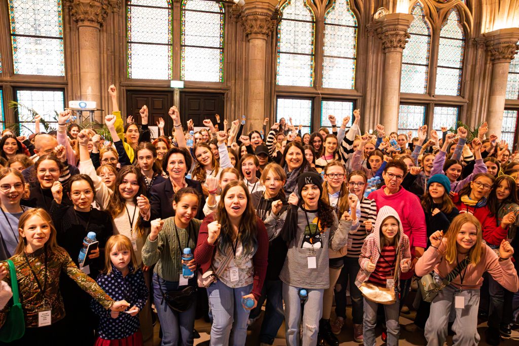 400 Mädchen waren beim Töchtertag-Fest im Rathaus mit dabei. ©Astrid Knie