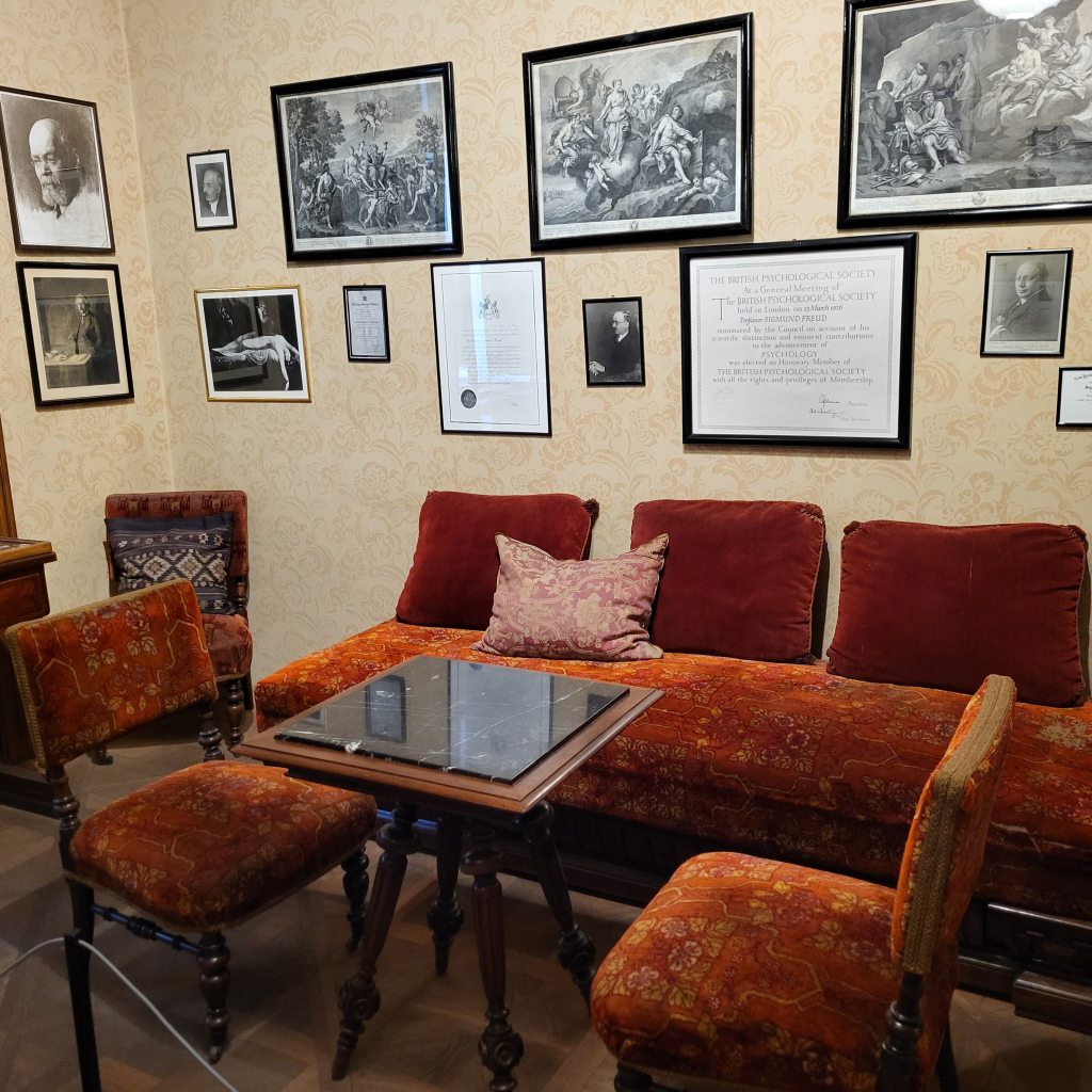 Das Wartezimmer ist mit teils originalen Einrichtungsstücken ausgestattet und als einziger Raum im Museum dem Zustand zu Freuds Lebzeiten nachempfunden.