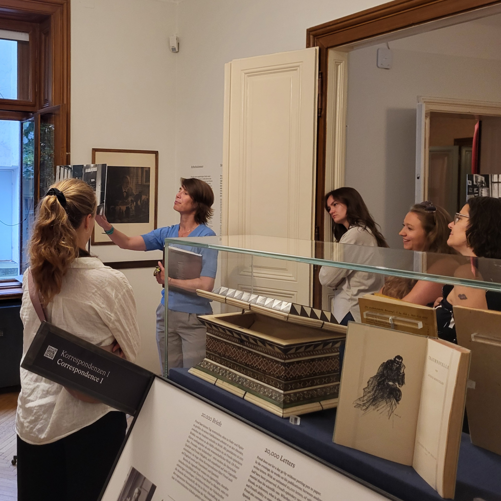 Daniela Finzi, wissenschaftliche Leiterin des Museums, gibt eine kurze Einführung in die Arbeit von Sigmund Freud.