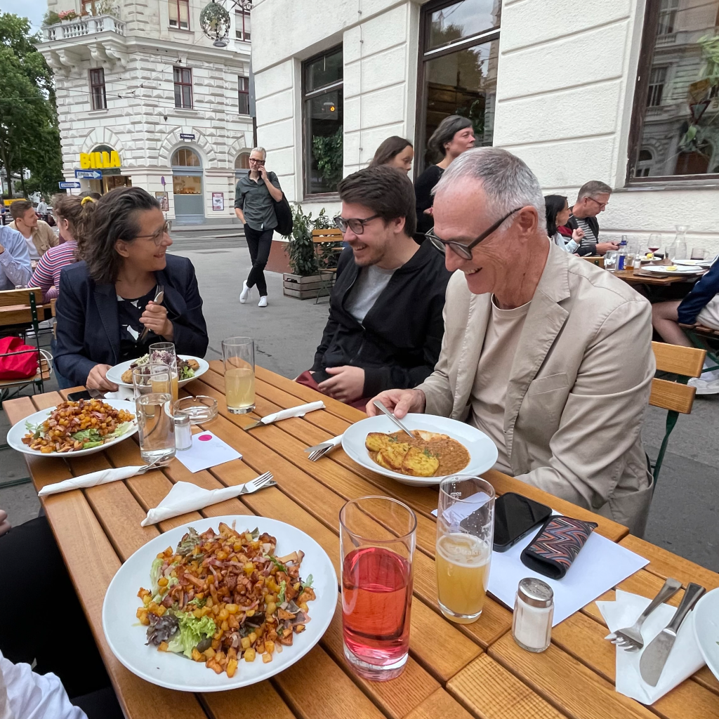 Den Abend lassen wir bei einem gemeinsamen Essen ausklingen.